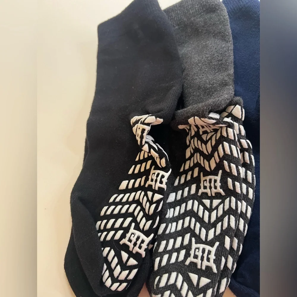 ZAKASA NON-SLIP GRIP CREW SOCKS-GRIPPY SOCKS FOR MEN  NAVY-BLACK-CHARCOAL-GREY.